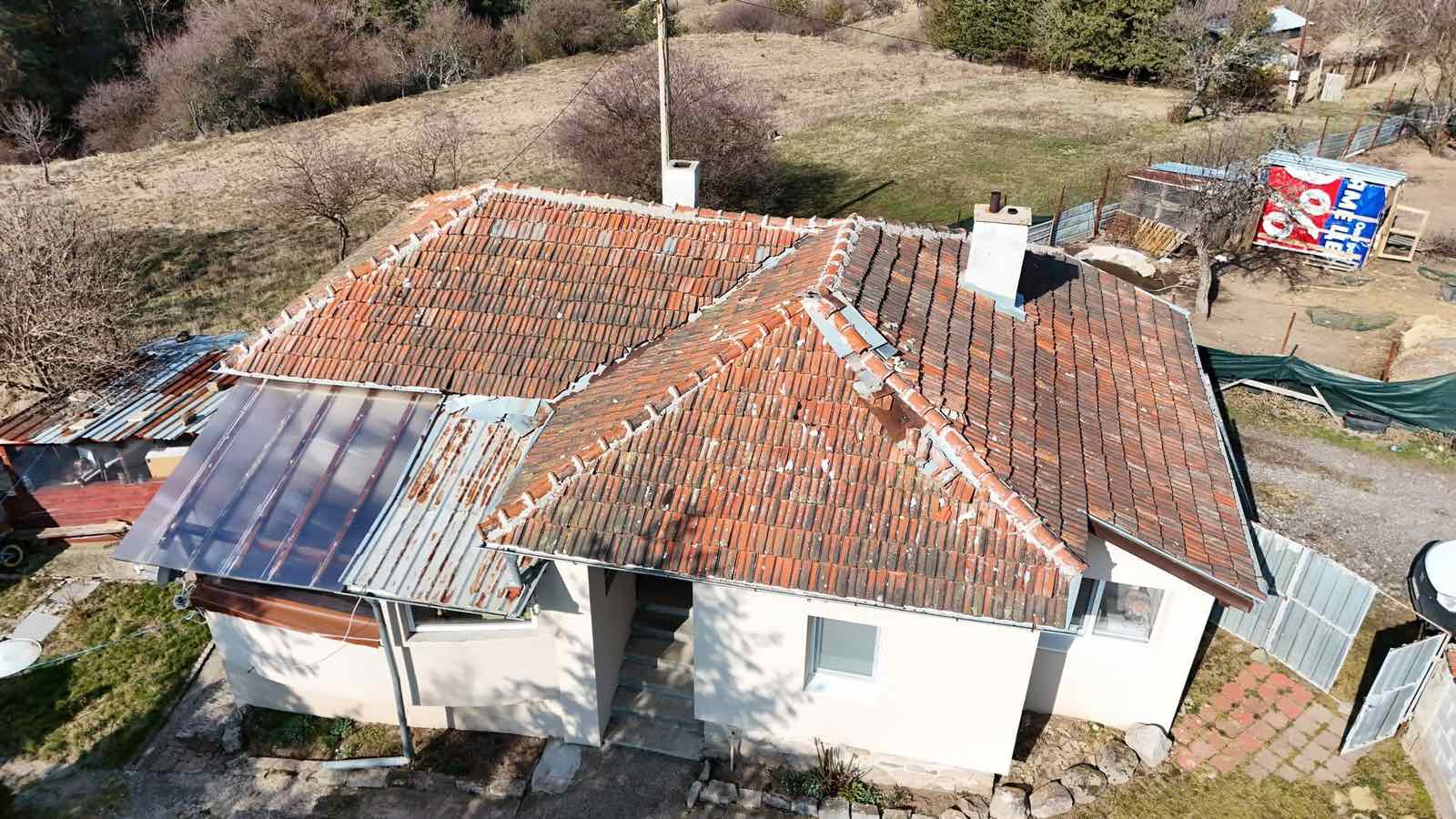 Разкриване на стар покрив на къща в с. Плана